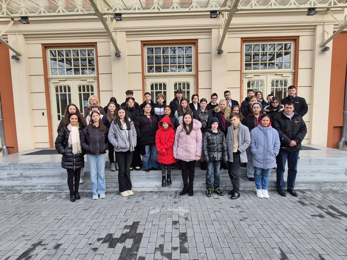 7-8. osztályos tanulóink a mai napon Kaposváron részt vettek egy színházi előadáson. 