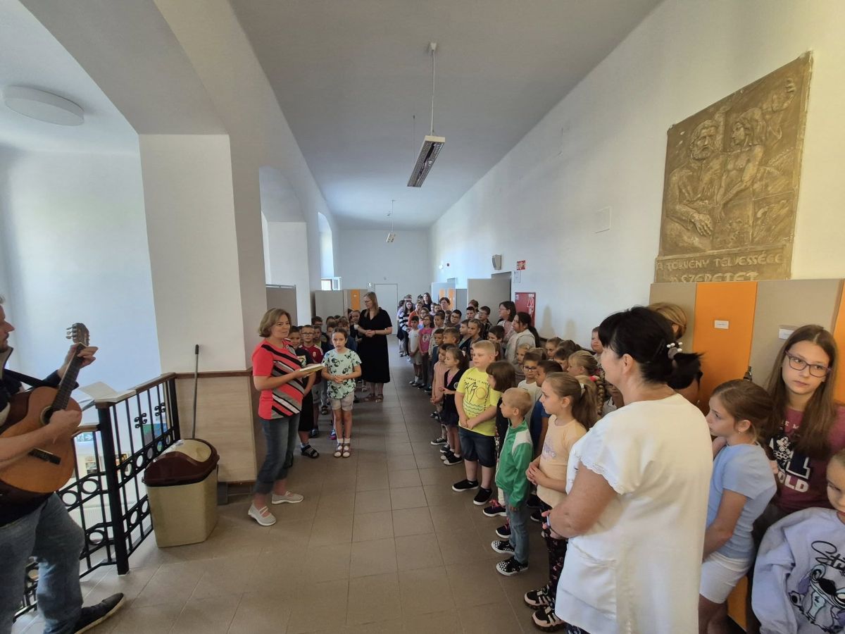 Az első tanítási napot közös imával, énekkel kezdtük. 