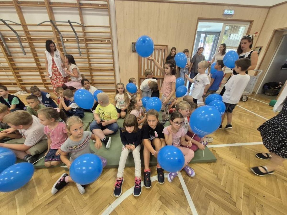 A tanév első napján felavattuk az elsősöket, akik a nyolcadikosoktól 1-1 kitűzőt és lufit kaptak. 