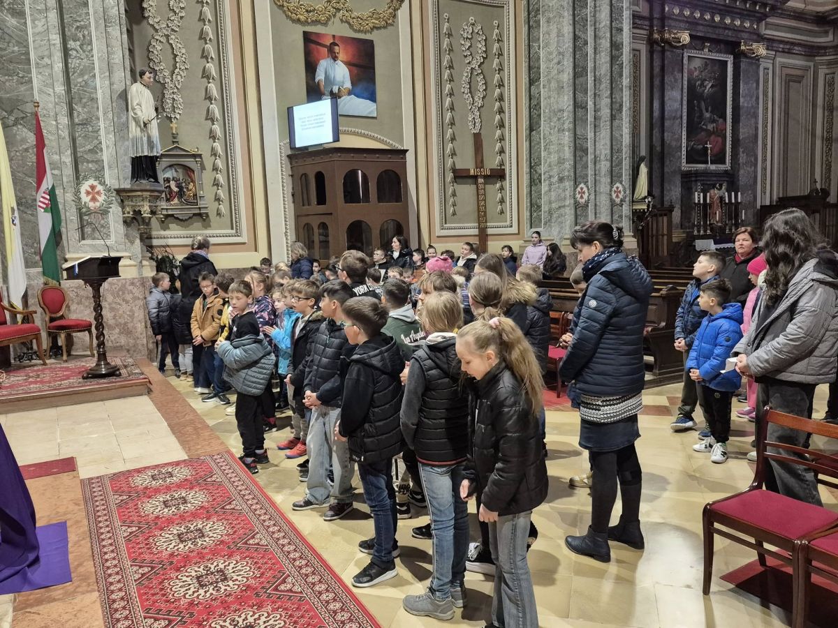 Április 11-én a nagyböjti lelkinapunkon először az iskola közössége keresztutat járt a Belvárosi Templomban.