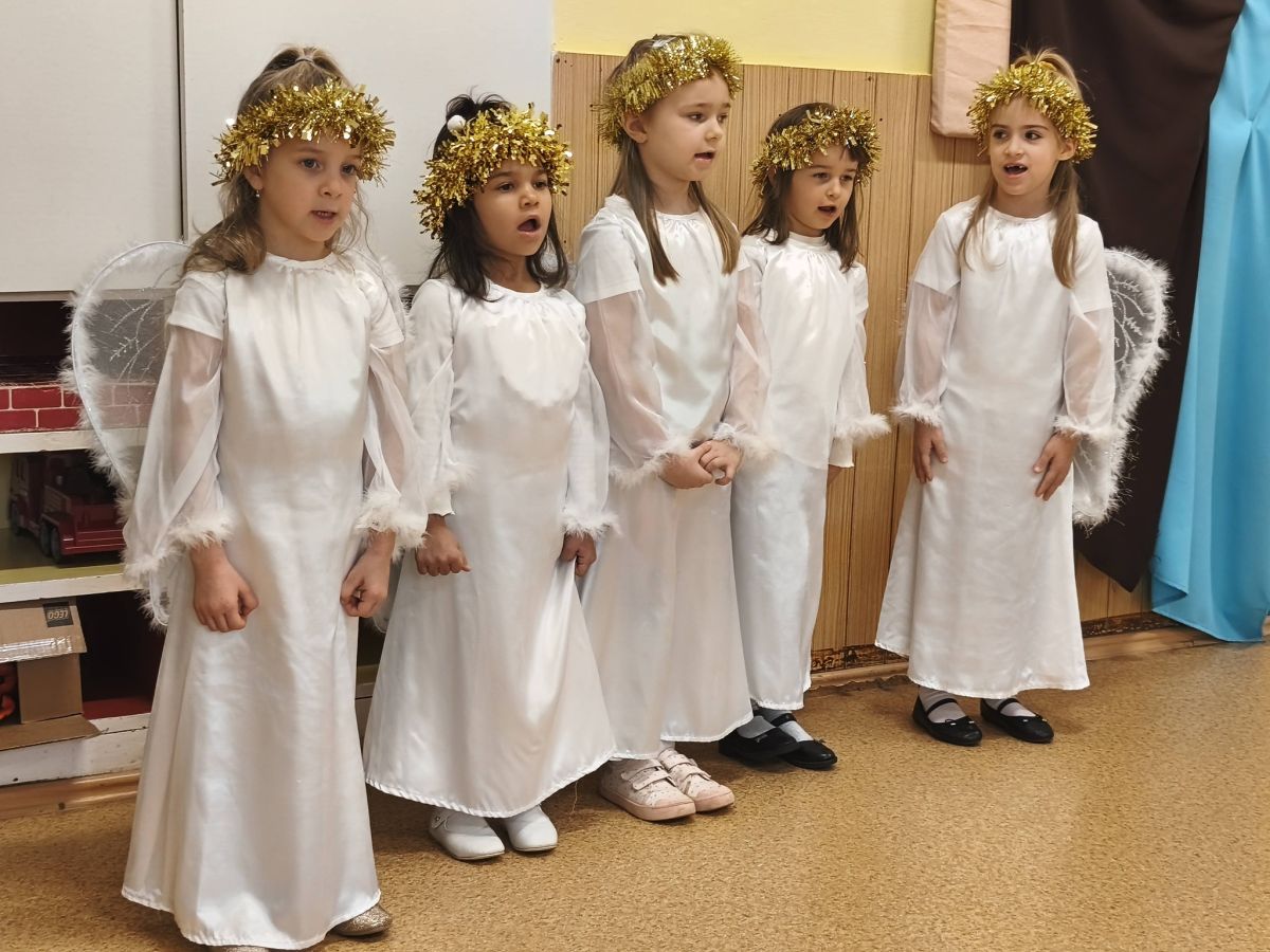 Karácsonynak éjszakáján, Jézus születése napján, örüljetek, örvendjetek, a kis Jézus megszületett!