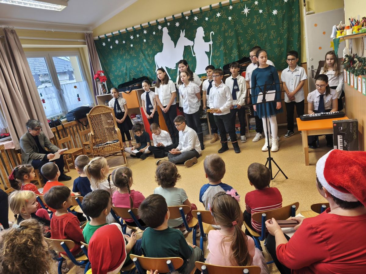 Miklós püspök egykor régen, segített a szegény népen.