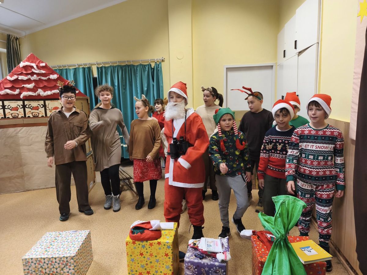Köszönjük a Dienes iskola 4.b osztályának a Mikulásról szóló előadást!
