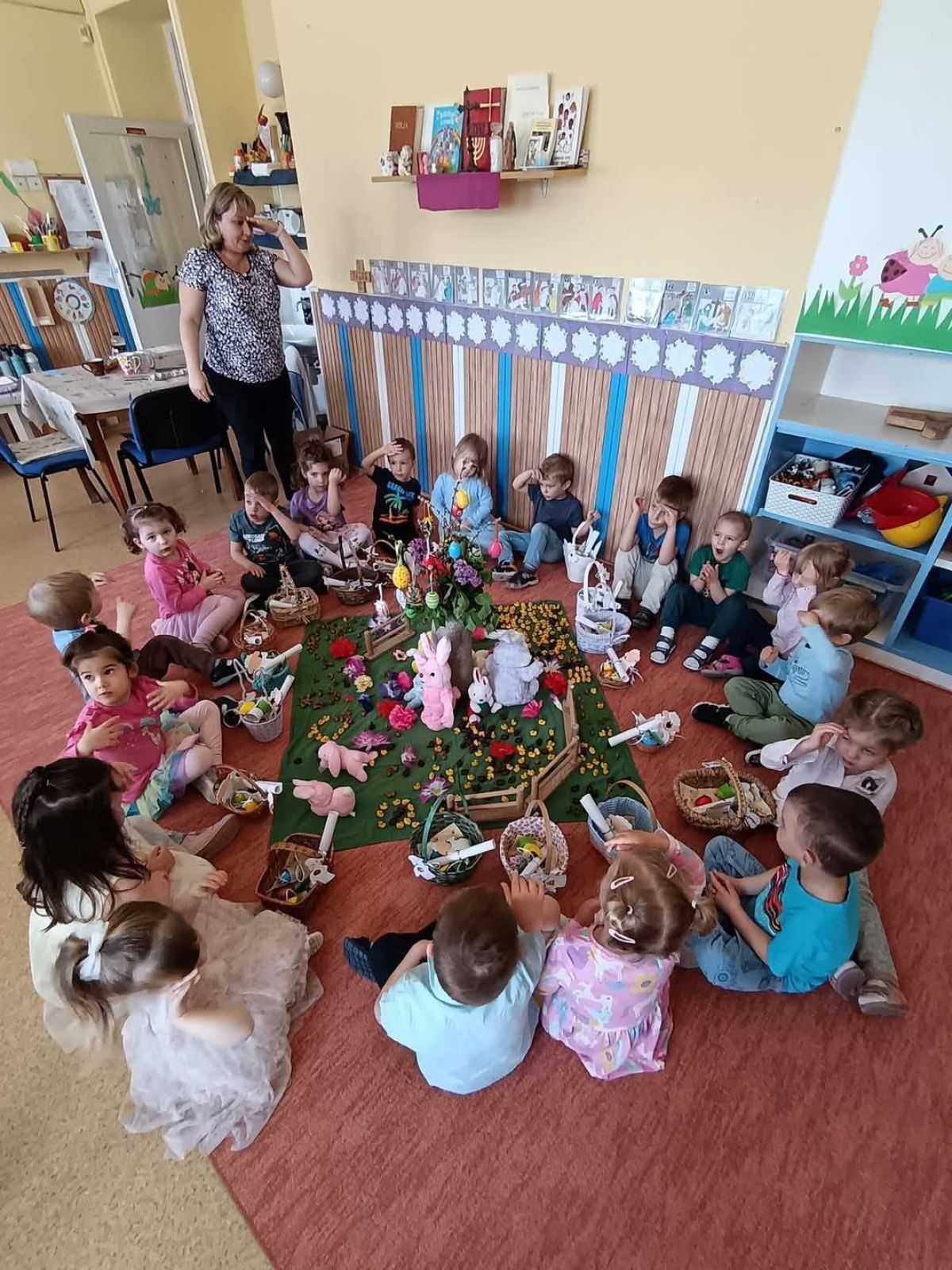 Tapsifüles nyuszikának nagyon sok a dolga, piros tojást, hímes tojást szerte-széjjel