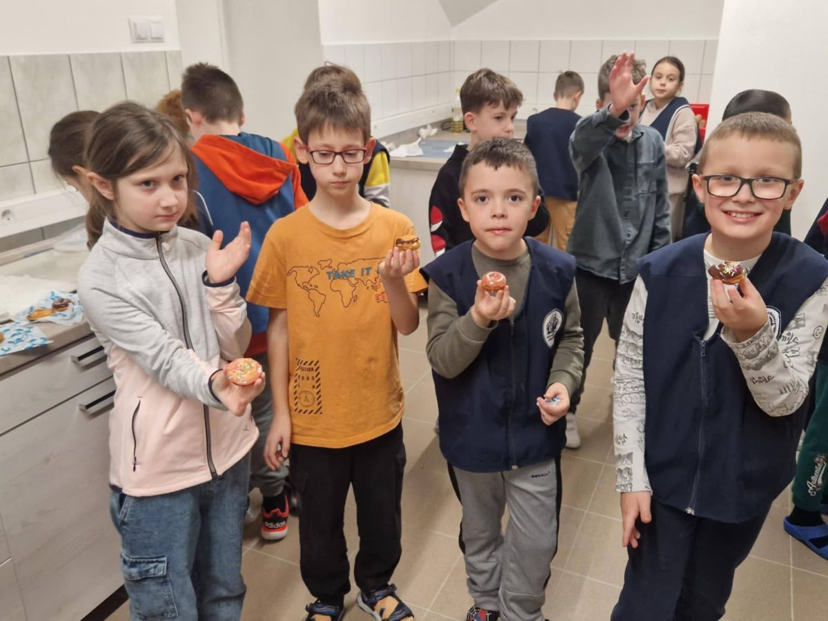 Az új tankonyhát a harmadikosok is birtokukba vették.
