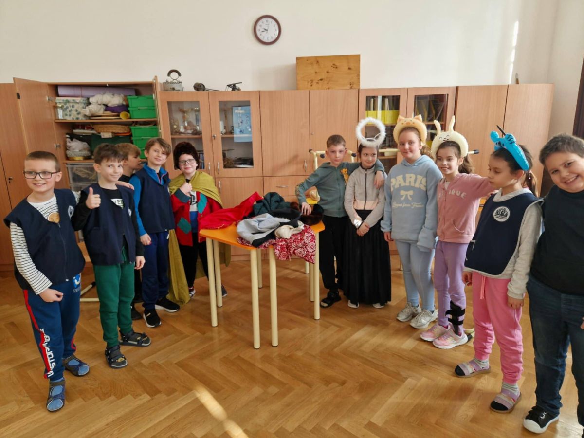 Farsangi témájú vidám csapatépítő játékokkal színesítettük a mai matematika órát a 3. osztályban.🥰🎉🎭🎊