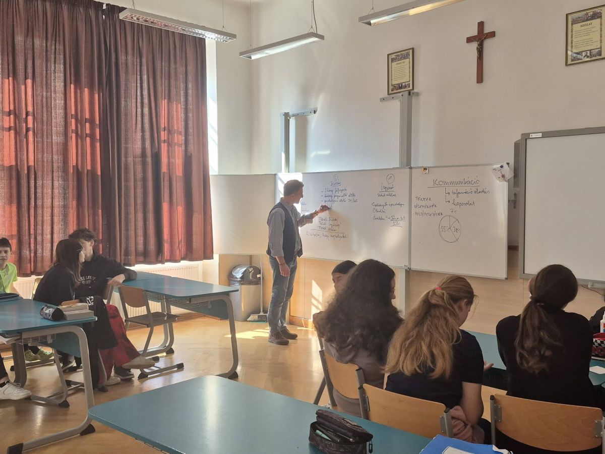 Nagy Péter megtartotta a felsősöknek a tanév ötödik Családi Életre Nevelés óráit.