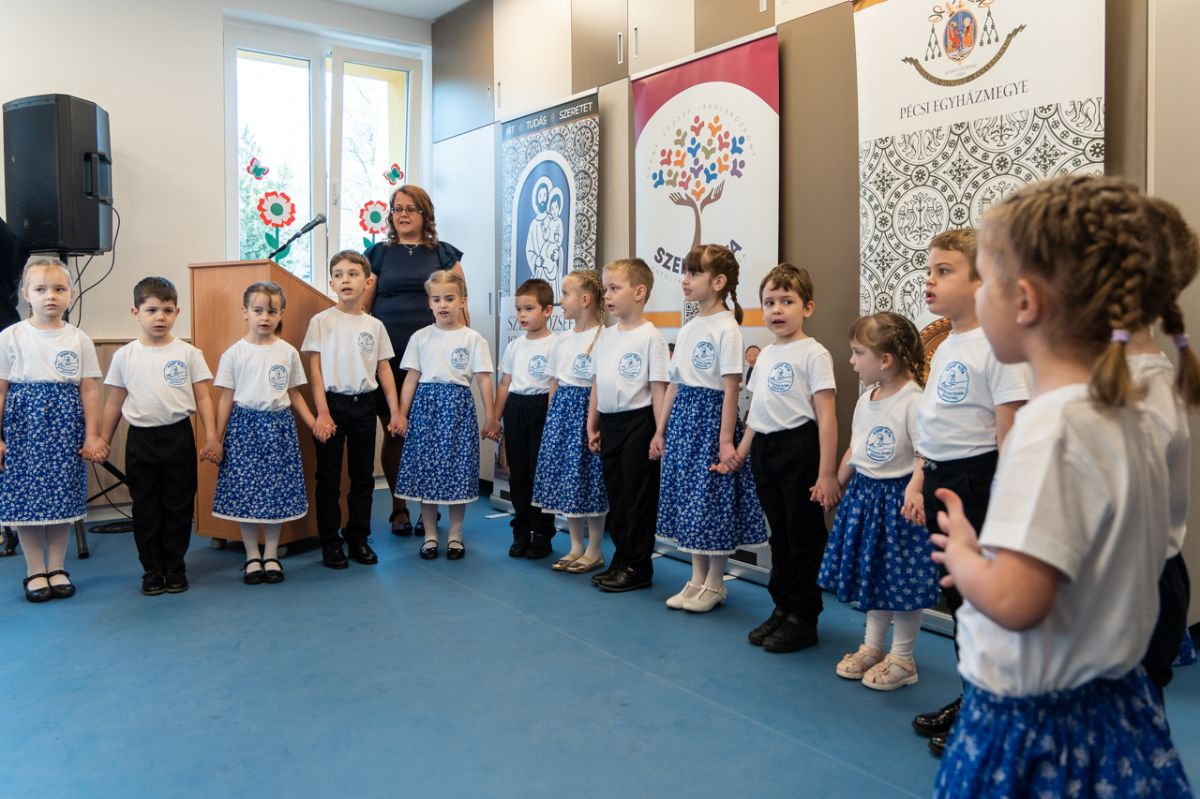 Új otthonra lelt a szekszárdi Szent Rita Katolikus Óvoda: püspöki áldás kísérte az átadást