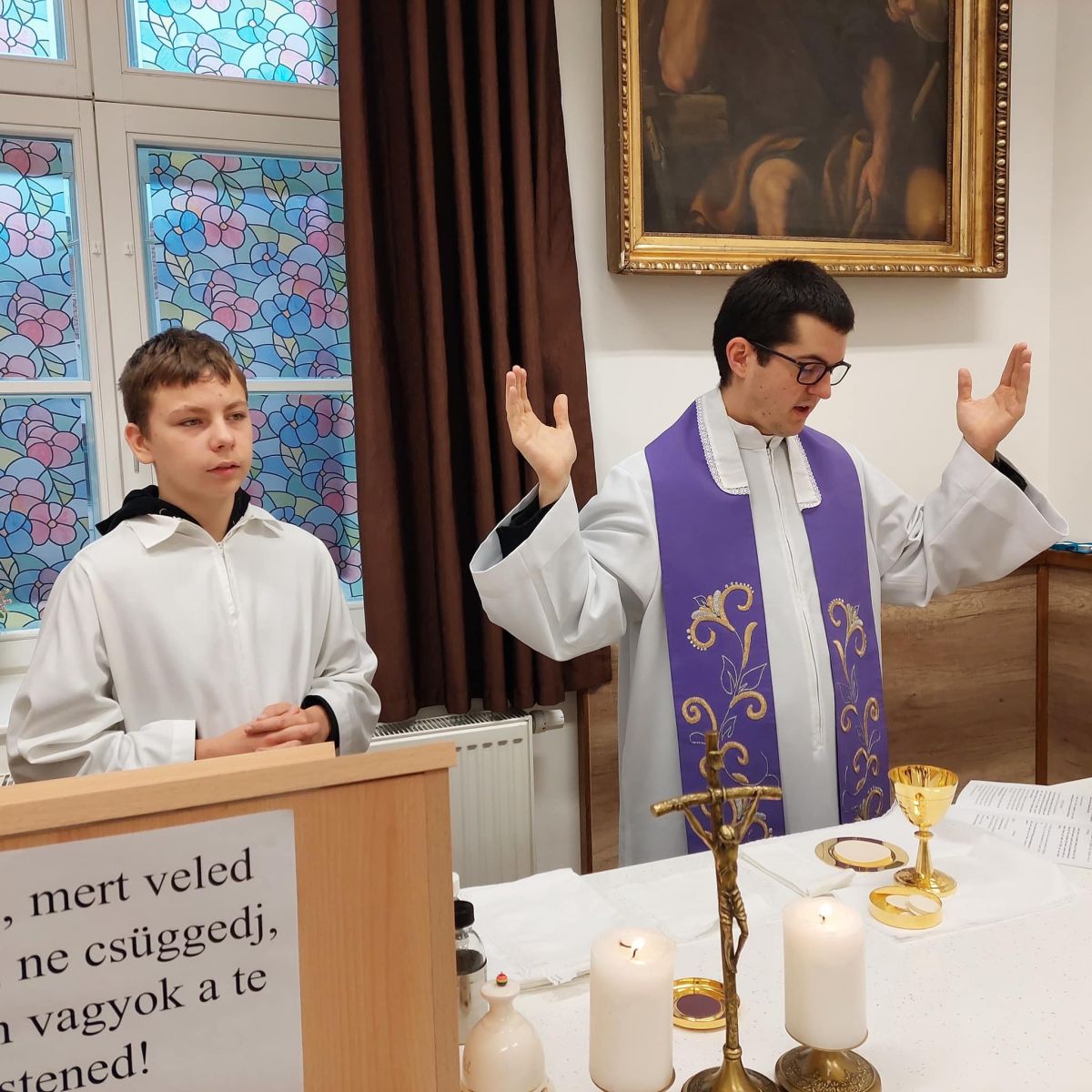 Iskolánk kápolnájában német nyelvű szent misét tartott Molnár Erik atya