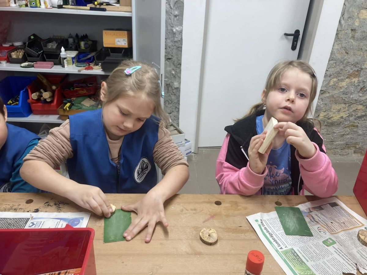 A német népismeret óra aktív alkotással telt az első osztályban.